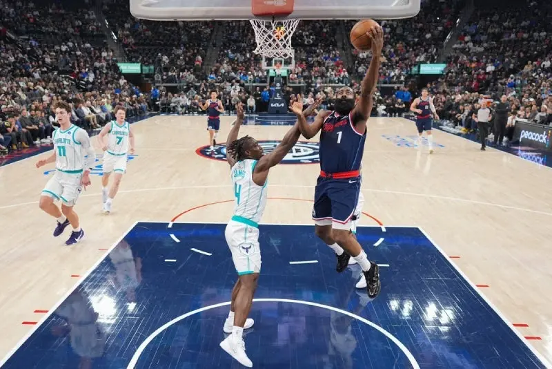 Harden en el partido contra los Hornets | AP