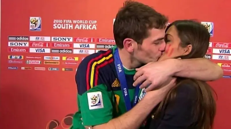 Iker Casillas le da un beso a Sara Carbonero en 2010| CAPTURA&amp;nbsp;