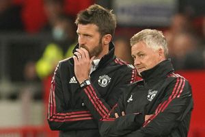 Ole Gunnar Solskjaer y Michael Carrick son opciones para dirigir al Manchester United
