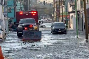 VIDEO: Fuga de agua inunda calles de la GAM y desperdicia millones de litros