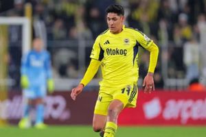 Edson Álvarez en peligro: Fenerbahce apunta a fichar a N'Golo Kanté