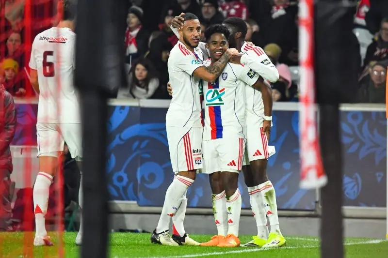 Debutó con Lyon | GROSBY