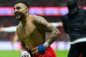 "Qué ching** te quedó": Alexis Vega reacciona emocionado al tatuaje que una fan se hizo de él