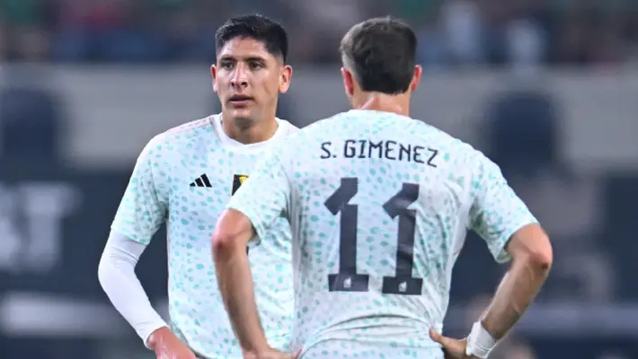 ¡En gran momento! Edson Álvarez supera a Santiago Giménez