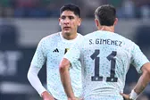 ¡En gran momento! Edson Álvarez supera a Santiago Giménez