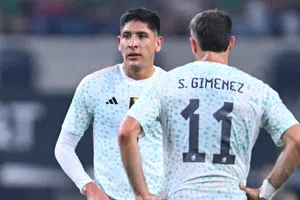 ¡En gran momento! Edson Álvarez supera a Santiago Giménez