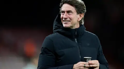 ¿Traición? Entrenador de Tottenham es visto con vaso del Arsenal y es duramente criticado