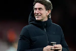 ¿Traición? Entrenador de Tottenham es visto con vaso del Arsenal y es duramente criticado