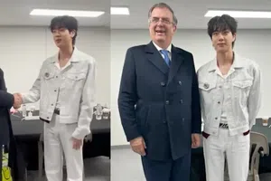¡El fan número 1 de BTS! Marcelo Ebrard y su momento con Jin