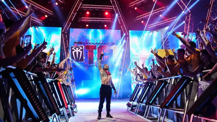 ¡Santa tribal! El increíble gesto navideño de Roman Reigns