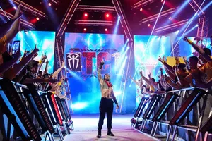 ¡Santa tribal! El increíble gesto navideño de Roman Reigns