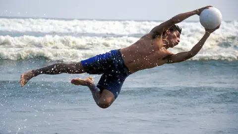 ¡A lo Inmortal! Jorge Campos entrena a su hijo en las playas de Acapulco