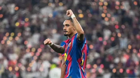 Hansi Flick se deshace en elogios ante Raphinha tras victoria del Barcelona en Supercopa