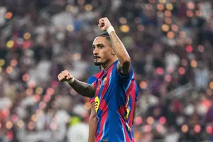 Hansi Flick se deshace en elogios ante Raphinha tras victoria del Barcelona en Supercopa