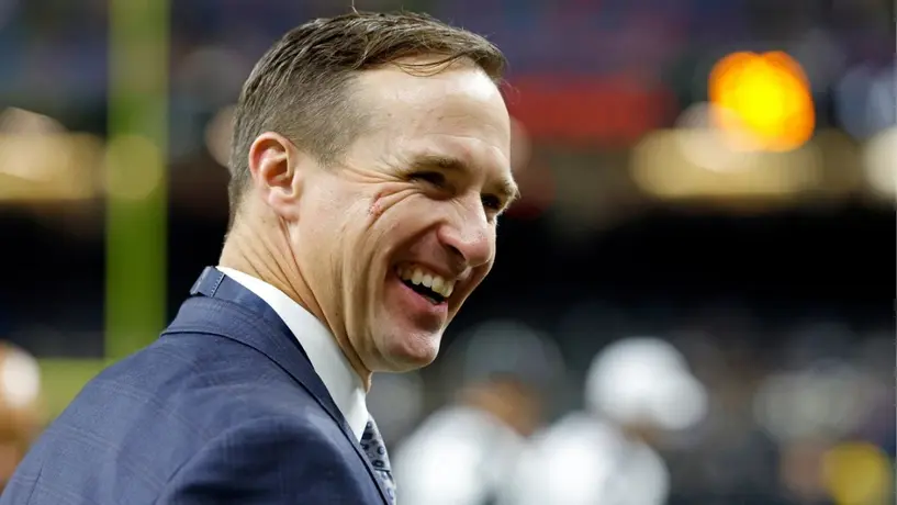 ¡Del Emparrillado al plato! Drew Brees, leyenda de New Orleans Saints agarra el bate y pega sencillo