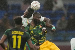 Senegal, con un jugador más, vence a Mali por la mínima y avanza a Semifinales en la Copa Africana de Naciones