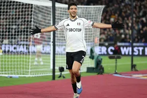 Raúl Jiménez empata a Alexis Sánchez en goles de Premier League y ahora persigue a Luis Suárez