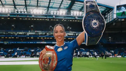 ¿Vivan los Chelseas? Chelsea Green estuvo en Stamford Bridge en la victoria ante Brentford