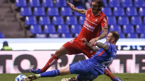 Césped del Estadio Cuauhtémoc 'cobra' nueva víctima en partido de Cruz Azul