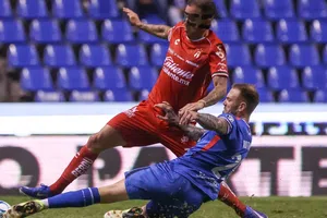 Césped del Estadio Cuauhtémoc 'cobra' nueva víctima en partido de Cruz Azul