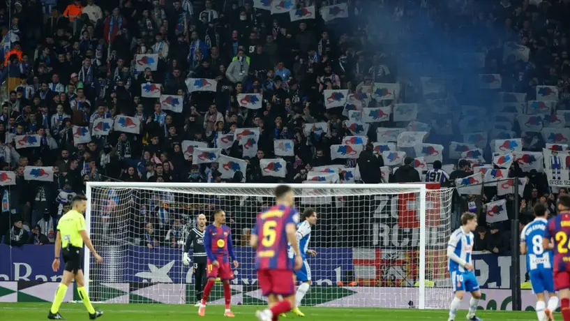 Aficionado del Barcelona es retirado del estadio tras infiltrarse en la zona del Espanyol