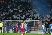 Aficionado del Barcelona es retirado del estadio tras infiltrarse en la zona del Espanyol