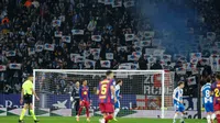 Aficionado del Barcelona es retirado del estadio tras infiltrarse en la zona del Espanyol