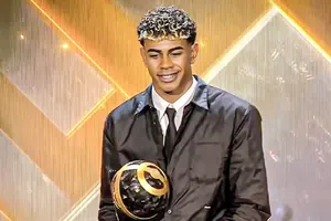 Así fue el momento en que Lamine Yamal hizo reír a Cristiano Ronaldo en los premios Globe Soccer 2025