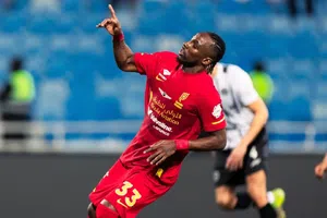 Julián Quiñones, con gol y asistencia, cierra el año en espectacular partido