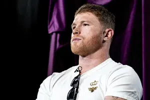 ¿Canelo o Santa Claus? El boxeador sorprende a su hija con auto de lujo