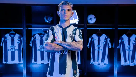 ¿Un chisguete? El cómico momento de Luca Orellano con un aficionado de Rayados de Monterrey