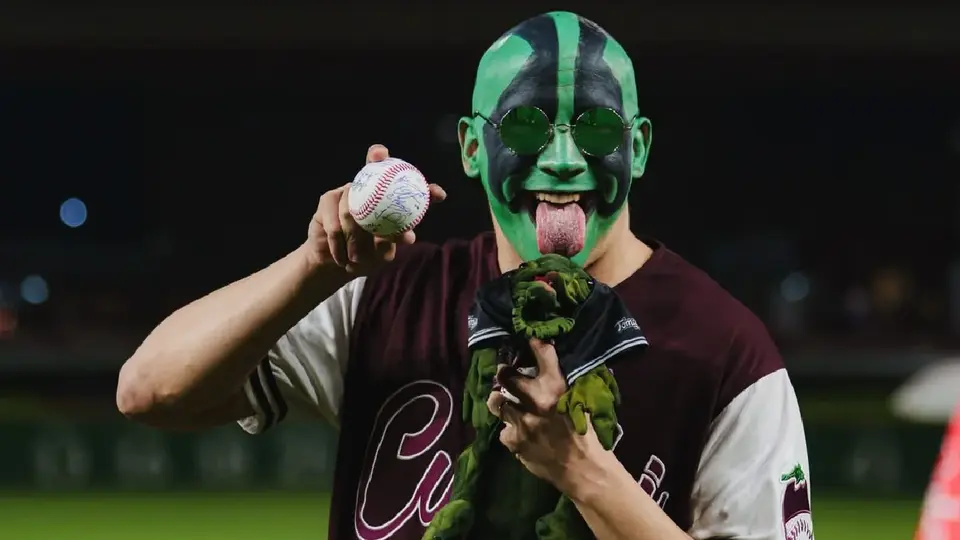 ¡A la lomita! Mr. Iguana protagonizó el lanzamiento de la primera bola en el Estadio de Tomateros