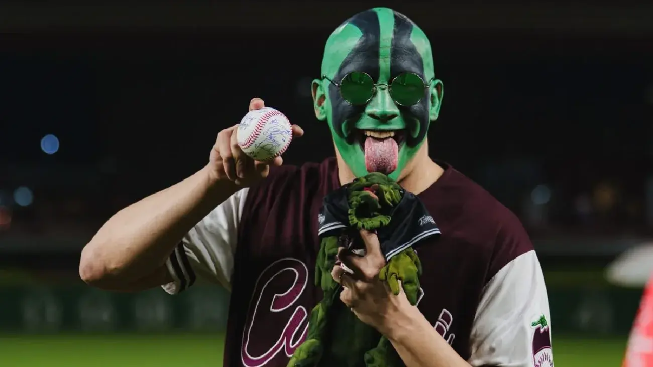 Mr. Iguana protagonizó el lanzamiento de la primera bola | MrIguana