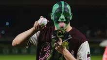 ¡A la lomita! Mr. Iguana protagonizó el lanzamiento de la primera bola en el Estadio de Tomateros