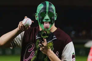 ¡A la lomita! Mr. Iguana protagonizó el lanzamiento de la primera bola en el Estadio de Tomateros