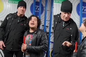 ¿Parecidos? Undertaker se encontró con Alexis 'Ojitos de Huevo' en el backstage de AAA