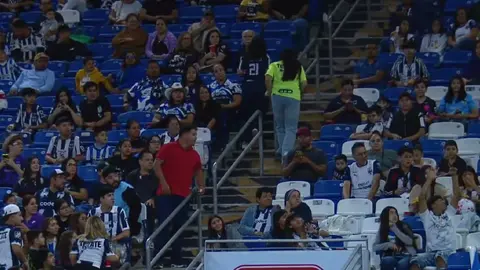 ¡Nachos nuevos! Rayadas tiene gesto con aficionada tras incidente en las gradas