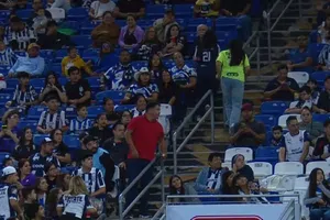 ¡Nachos nuevos! Rayadas tiene gesto con aficionada tras incidente en las gradas