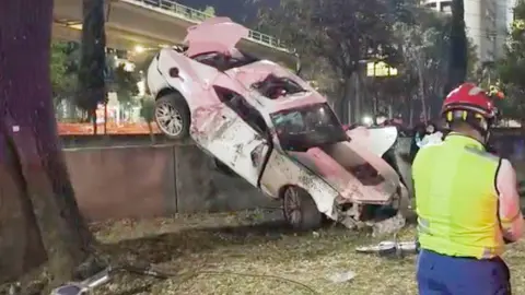 VIDEO: Auto de lujo se estrella contra el Tren Ligero en CDMX; fallece un tripulante