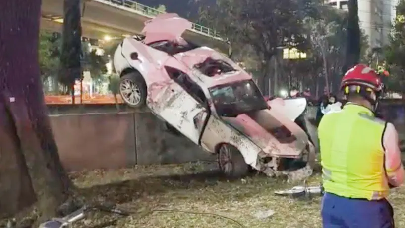 VIDEO: Auto de lujo se estrella contra el Tren Ligero en CDMX; fallece un tripulante