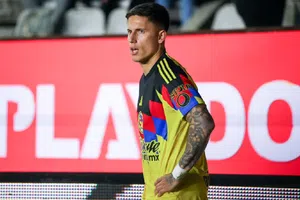 ¡Polémica jugada! Brian Rodríguez cae en el área de Pachuca y no se sancionó como penalti