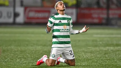 Julián Araujo brilla en el triunfo de Celtic sobre el Falkirk; ya son segundos en la Liga