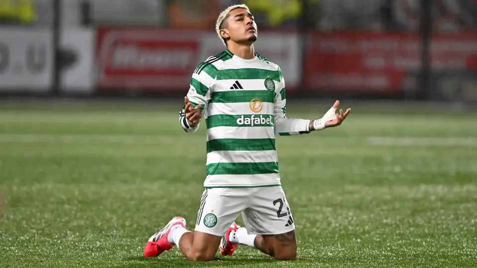 Julián Araujo titular en victoria del Celtic sobre Falkirk