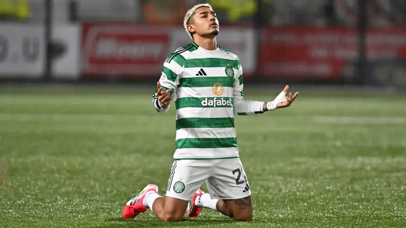 Julián Araujo brilla en el triunfo de Celtic sobre el Falkirk; ya son segundos en la Liga