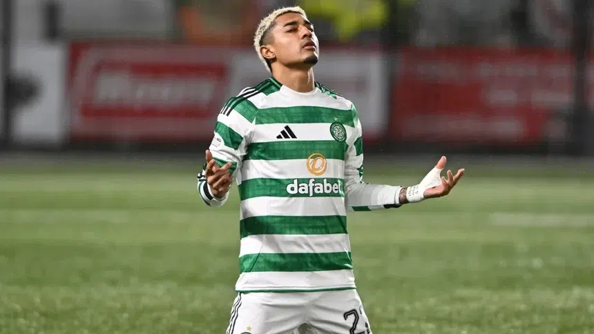 Julián Araujo, lateral mexicano del Celtic | Grosby Group