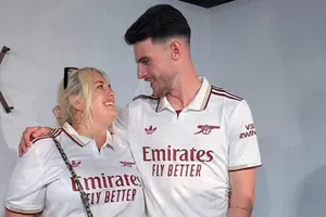 “Es un amor real sin estereotipos como otros”: Defienden a Declan Rice por críticas a su novia
