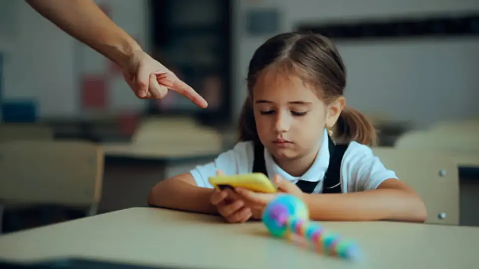 ¿Adiós a los celulares en la escuela? Senado analiza prohibición en primarias y secundarias