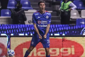 Cruz Azul vence al Puebla con gol de Paradela