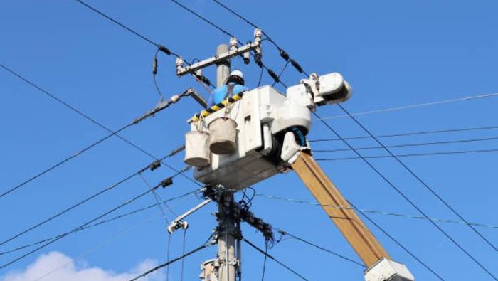 Los trabajos incluyen la reubicación de postes y mantenimiento de líneas eléctricas. / iStock