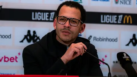 Liam Rosenior llega a Londres y se perfila como nuevo entrenador del Chelsea